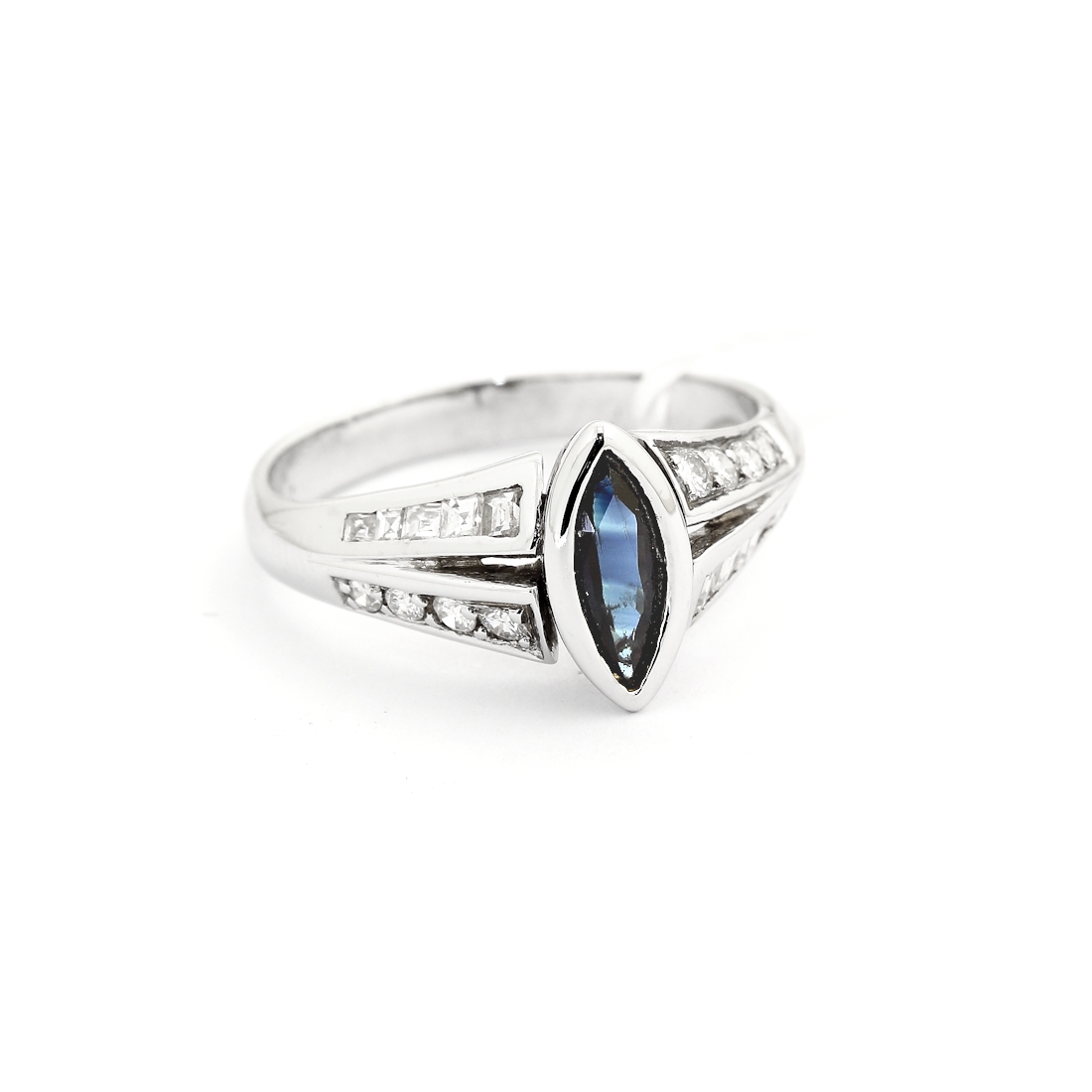 750 Mill. White Gold Ring with 0,66 Ct. Diamonds and 0,96 Ct. Sapphire