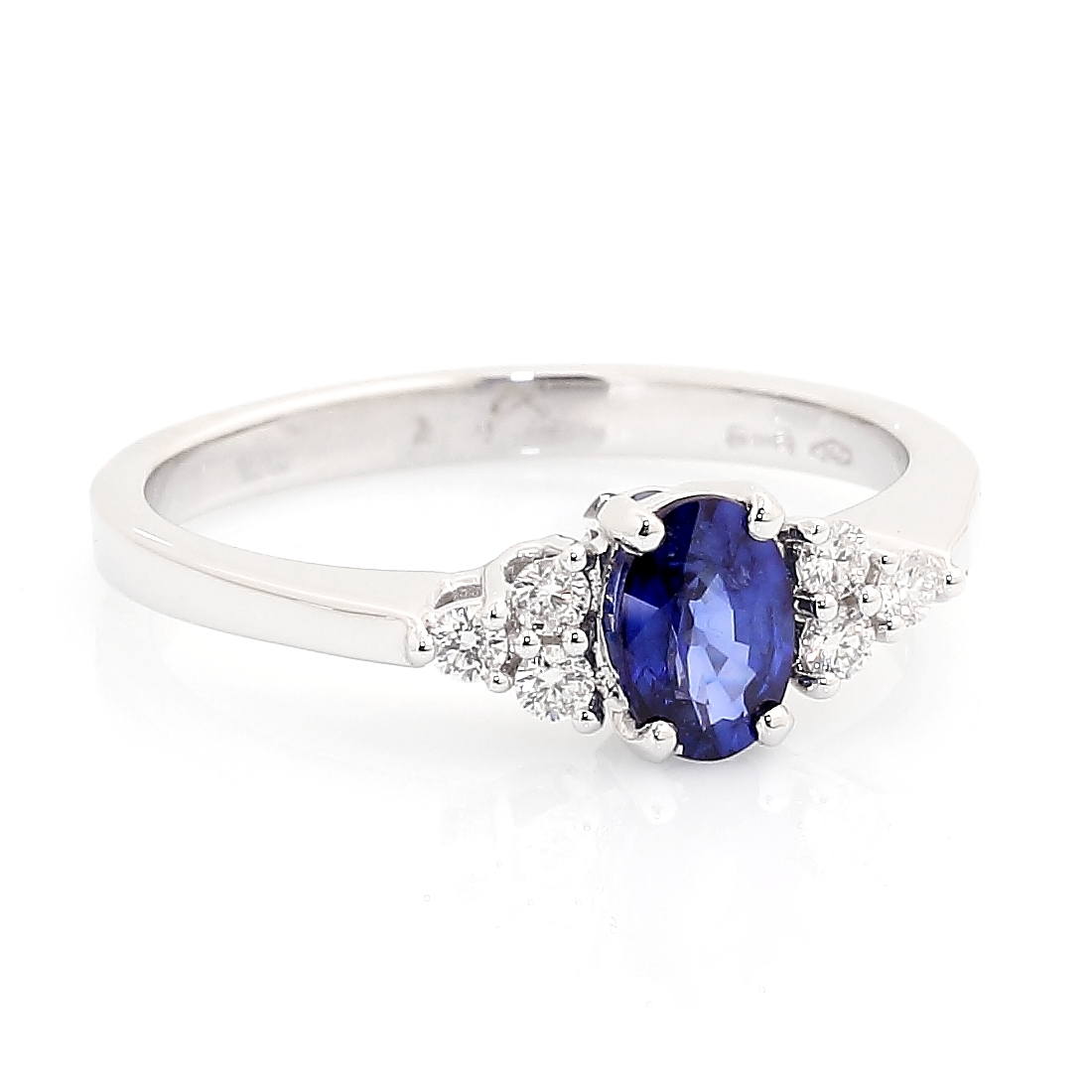 750 Mill. White Gold Ring with 0,12 Ct. Diamonds and 0,57 Ct. Sapphire