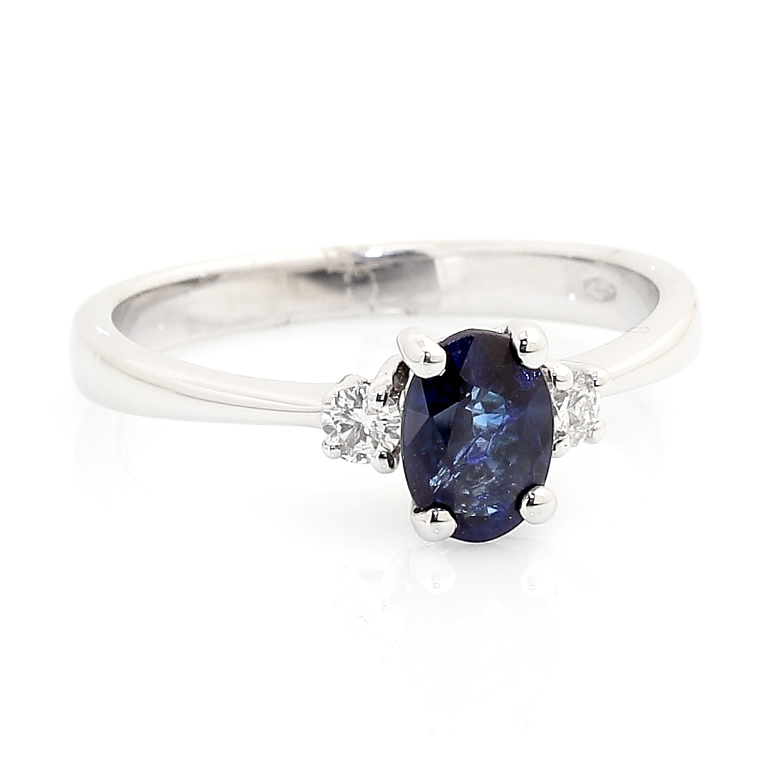 750 Mill. White Gold Ring with 0,12 Ct. Diamonds and 0,75 Ct. Sapphire