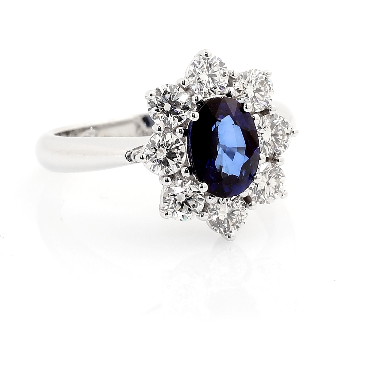 750 Mill. White Gold Ring with 1,00 Ct. Diamonds and 1,04 Ct. Sapphire