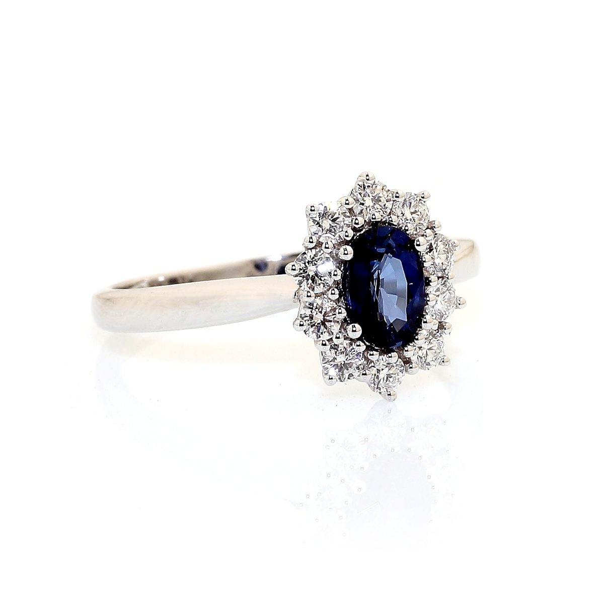 750 Mill. White Gold Ring with 0,37 Ct. Diamonds and 0,60 Ct. Sapphire