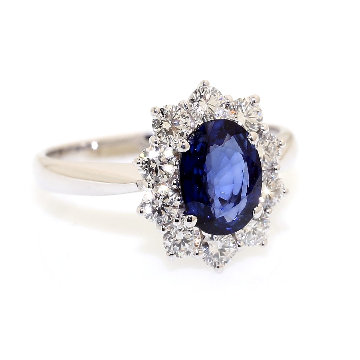 750 Mill. White Gold Ring with 0,74 Ct. Diamonds and 1,35 Ct. Sapphire