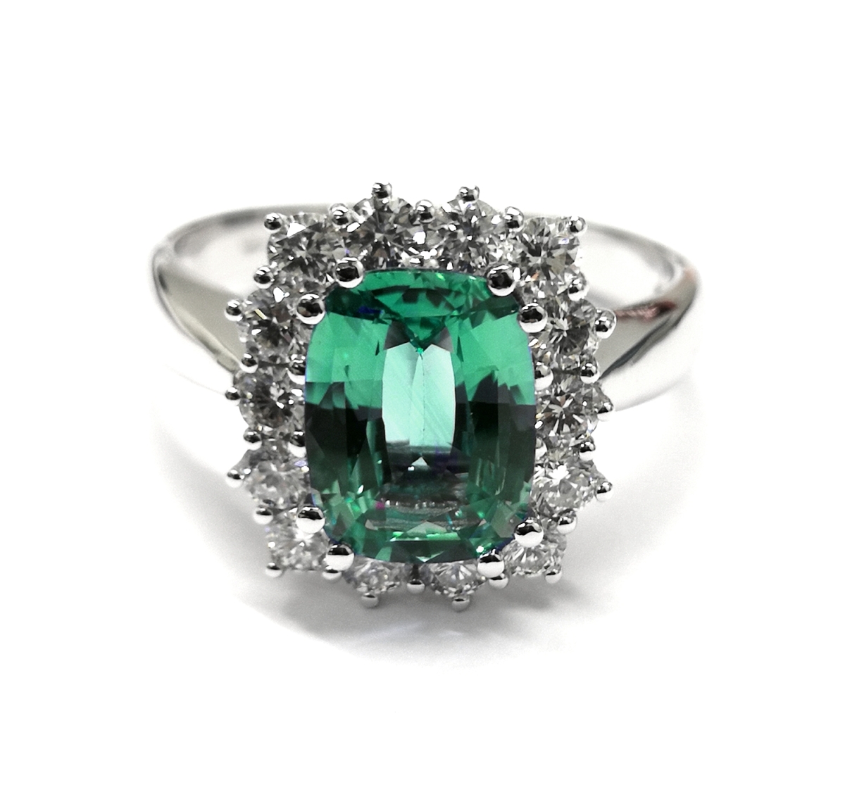 750 Mill. White Gold Ring with 0,50 Ct. Diamonds and 0,95 Ct. Emerald